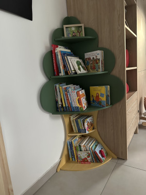 Unsere kleine Bücherwelt. Geschichten, Bilderbücher und gemeinsame Lesemomente gehören bei uns dazu.