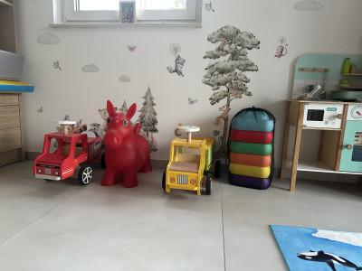 Spielerische Bewegung und die Gegend auf Rädern erkunden